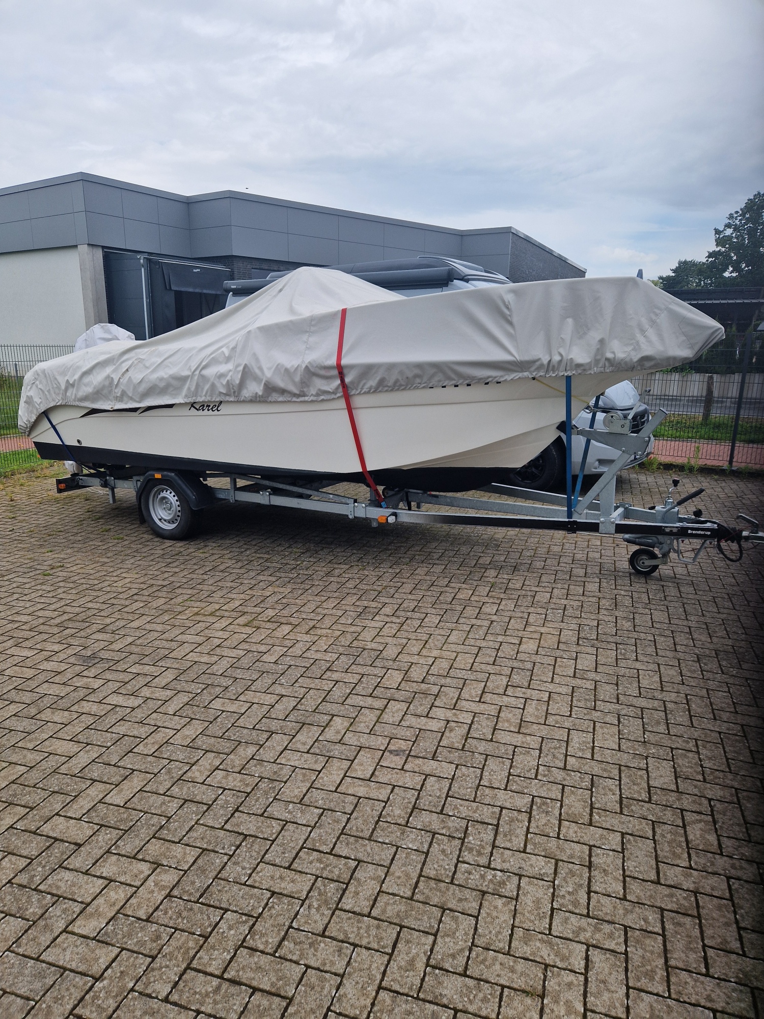 Konsolenboot F19 Karel gebraucht wie neu mit 160PS Mercury und 1,3 t Brenderup Trailer