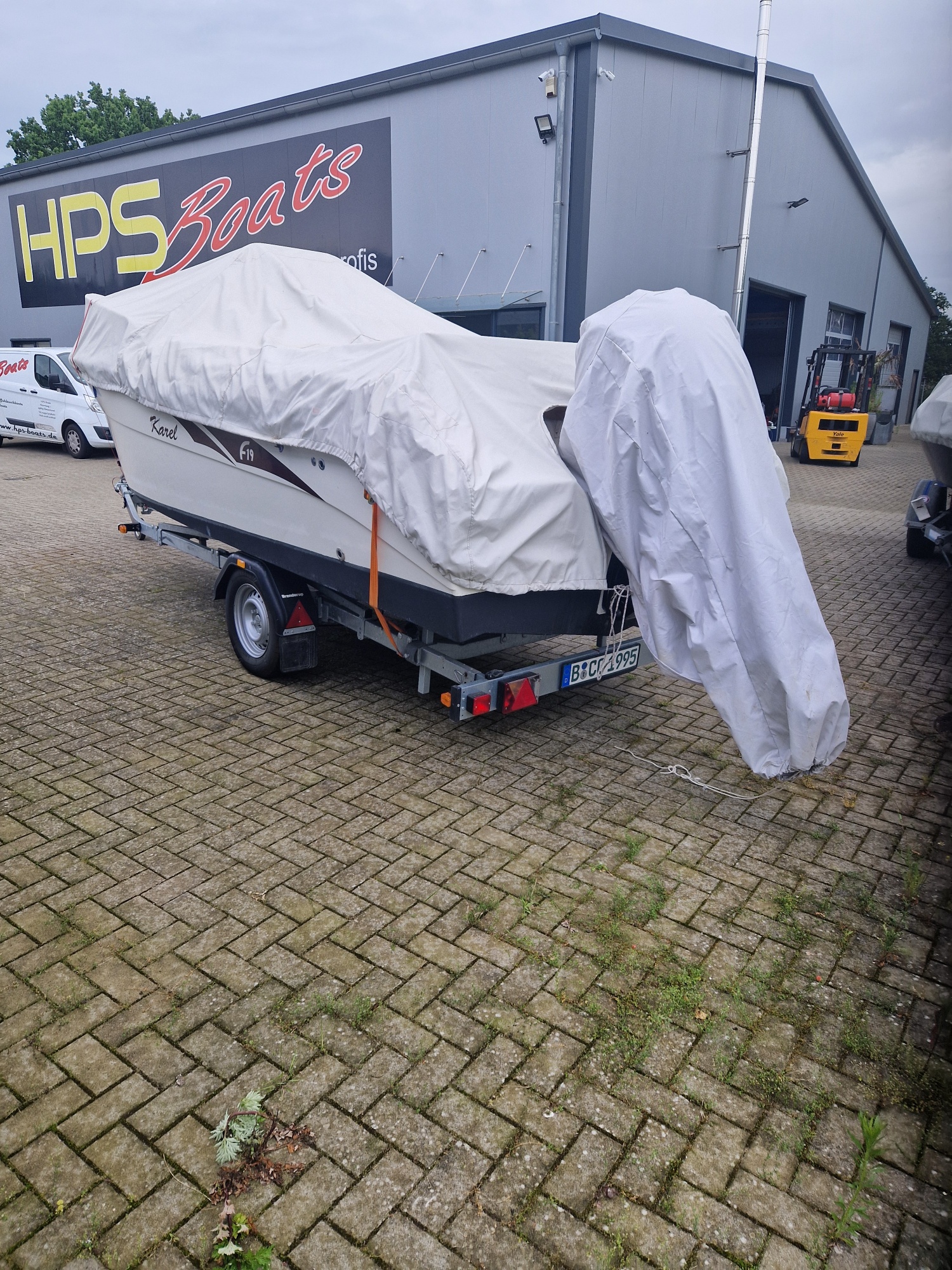 Konsolenboot F19 Karel gebraucht wie neu mit 160PS Mercury und 1,3 t Brenderup Trailer