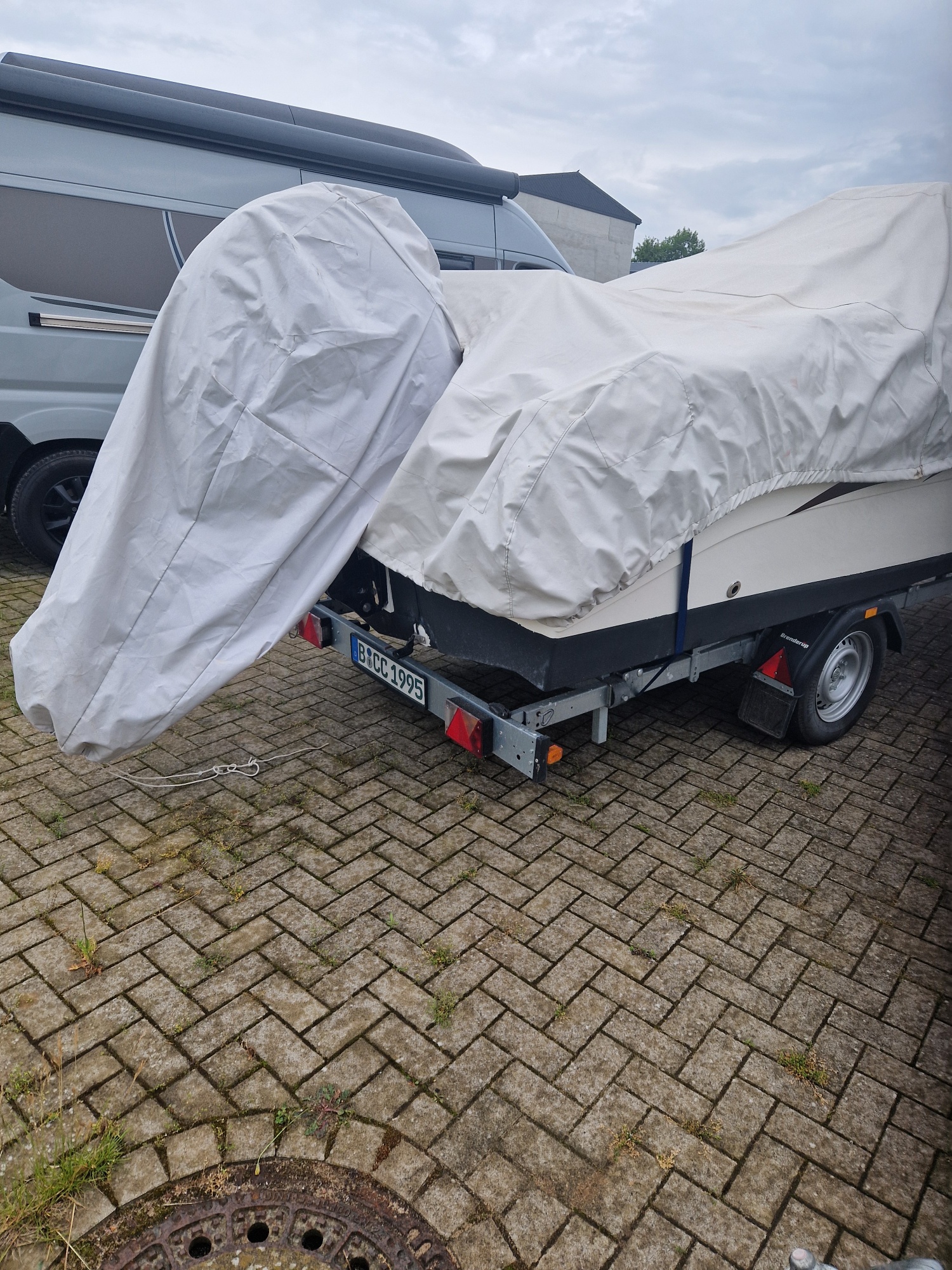 Konsolenboot F19 Karel gebraucht wie neu mit 160PS Mercury und 1,3 t Brenderup Trailer