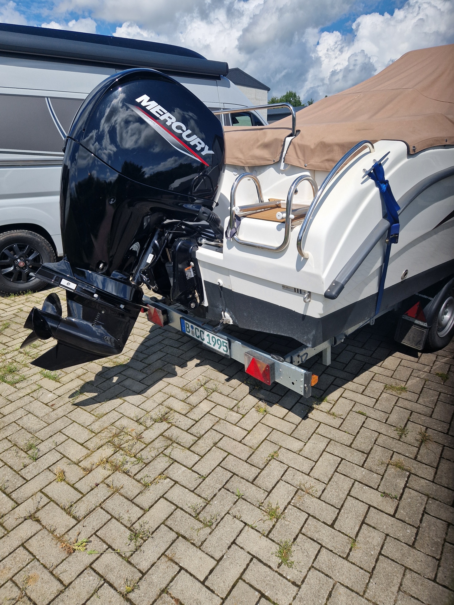 Konsolenboot F19 Karel gebraucht wie neu mit 160PS Mercury und 1,3 t Brenderup Trailer